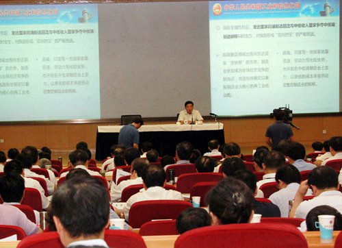 苗圩：服務(wù)業(yè)、第三產(chǎn)業(yè)固然要大發(fā)展，但工業(yè)絕不能放松