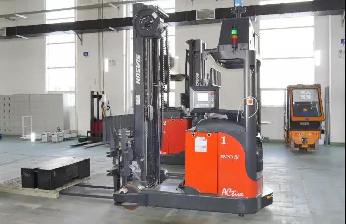 新松激光叉車AGV：擁有核心自主控制和定位算法 銷售數(shù)百臺套